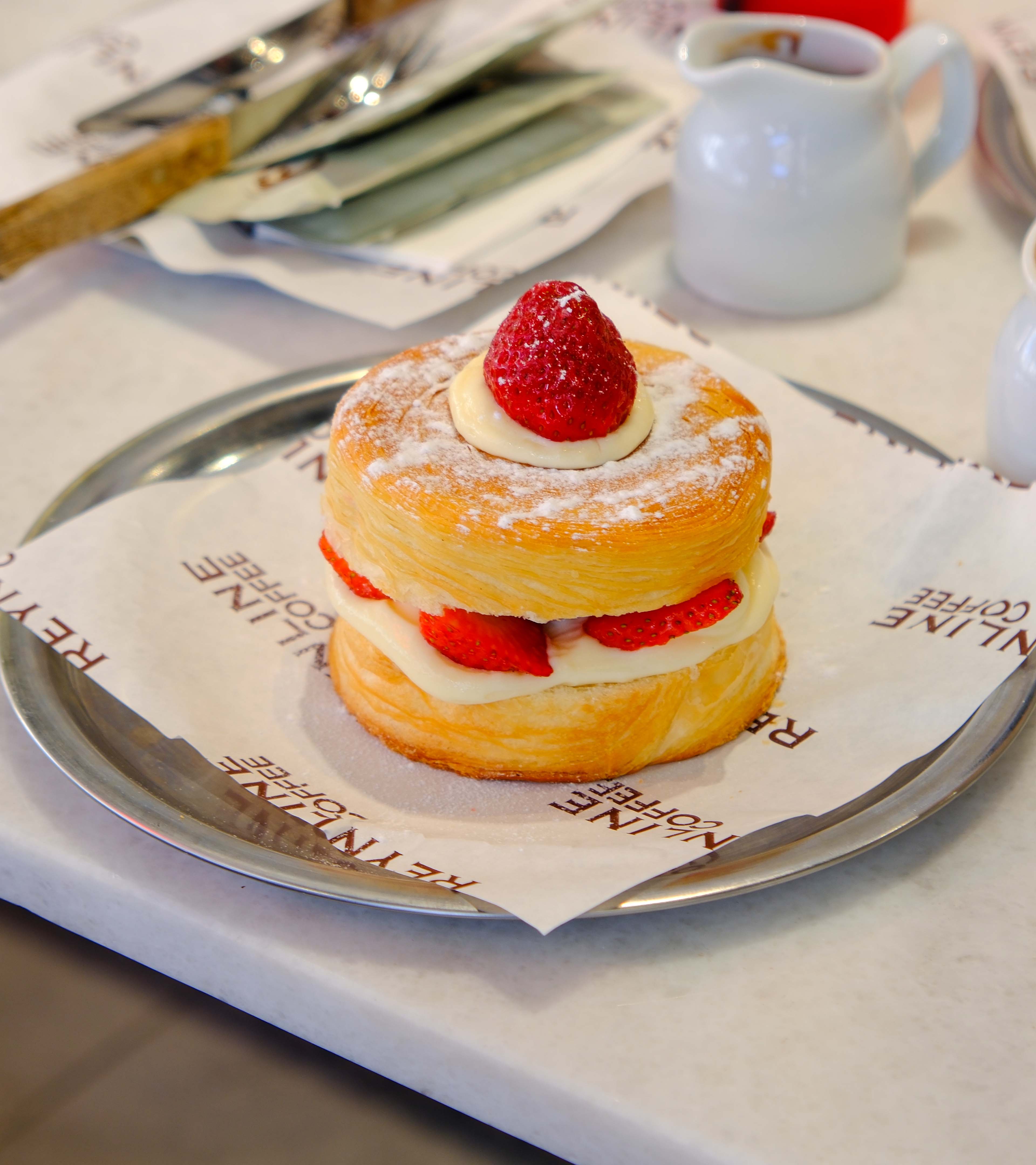 Çilekli Roll Kruvasan